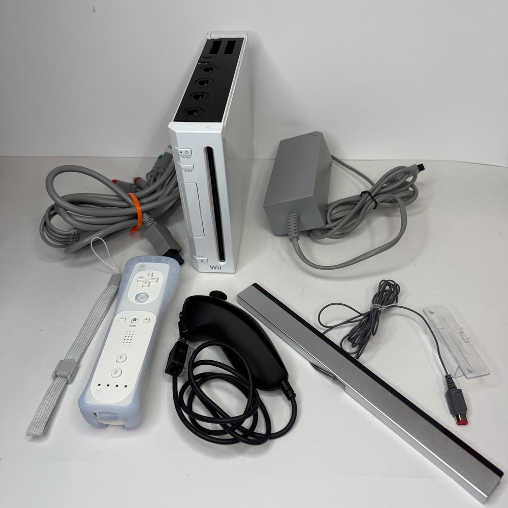 Nintendo Wii RVL-001 White Console Bundle Mario Kart Wii GameCube Compatible